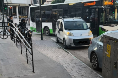 Erikli Caddesi’nde Park Sorunu Tepki Çekiyor: Banka Önündeki Yoğunluk Trafiği Kilitliyor