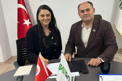 Çetin Altay Bursa’da Sahne Aldı: “Hangisi Gerçek” Oyunuyla Barış Manço Kültür Merkezi Kahkahaya Boğuldu
