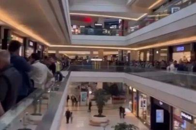 Bursa'da indirim izdihamı! AVM'de metrelerce kuyruk oluştu...