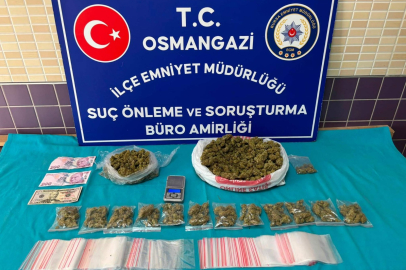 Bursa’da Uyuşturucu Satıcıları ve 5 Yıl Kesinleşmiş Hapis Cezası ile Aranan Şahıs Yakalandı.