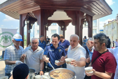 Bursa Konyalılar Derneği'nden Emir Sultan Camii'nde Binlerce Vatandaşı Buluşturan Aşure İkramı